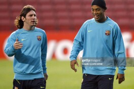 Ronaldinyo terma jamoadagi faoliyatini yakunlagan Messiga murojaat qildi: "Sening tarixinning bir qismi bo'lish qanday baxt!"