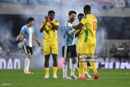 Benin terma jamoasi murabbiyi Messining xayrlashuv o'yini haqida: "Argentina Angliya va Ispaniyaga ham shunday munosabatda bo'larmidi?"