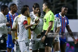 Neymar "Baiya" xavbeki Nestor bilan tortishuv vaqtida og'zini yopgani uchun maydondan chetlatildi