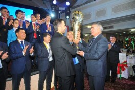 “Локомотив” футболчиларига Ўзбекистон чемпионати олтин медаллари ва Chevrolet Gentra калити топширилди ФОТО