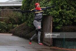 Mertezaker "Arsenal" bilan shartnomani uzaytirdi