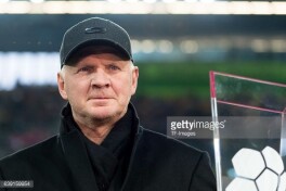 Effenberg Germaniya Kubogi yarim finalida "Volfsburg" "Bavariya"ni engishiga ishonadi