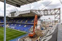 FOTO. “Uayt Xart Leyn” stadionining buzilishi boshlandi
